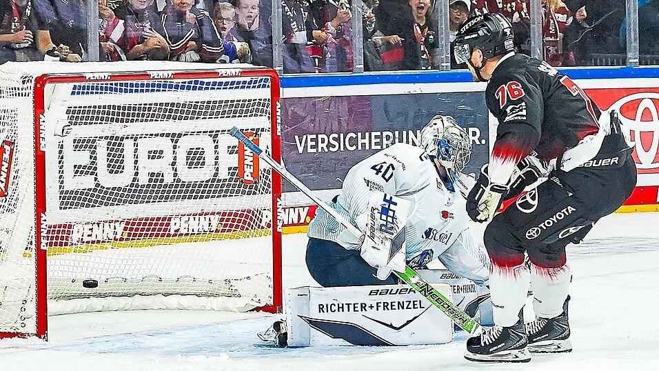 Einen von gleich mehreren erfolgreichen Kölner Kontern schließt hier Stürmer Nate Schnarr ab, der zum zwischenzeitlichen 4:4 trifft und den Haien den Weg zum späteren SIeg ebnet. Einen von gleich mehreren erfolgreichen Kölner Kontern schließt hier Stürmer Nate Schnarr ab, der zum zwischenzeitlichen 4:4 trifft und den Haien den Weg zum späteren SIeg ebnet.