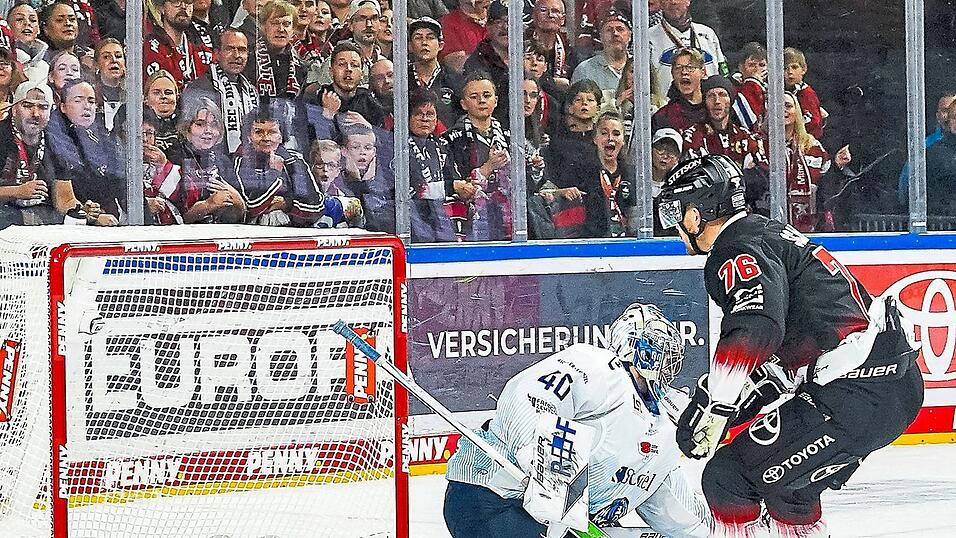 Einen von gleich mehreren erfolgreichen Kölner Kontern schließt hier Stürmer Nate Schnarr ab, der zum zwischenzeitlichen 4:4 trifft und den Haien den Weg zum späteren SIeg ebnet. Einen von gleich mehreren erfolgreichen Kölner Kontern schließt hier Stürmer Nate Schnarr ab, der zum zwischenzeitlichen 4:4 trifft und den Haien den Weg zum späteren SIeg ebnet.