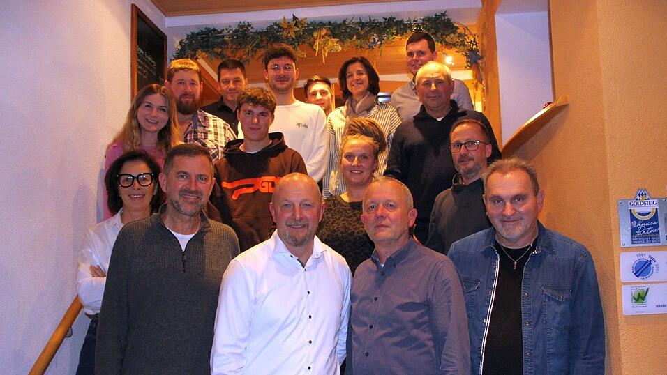 Die in der Nominierungsversammlung anwesenden Kandidaten. Vorne in der Mitte die beiden bisherigen Ränkamer Stadträte Thomas Roßmann und Josef Gschwendtner. Die in der Nominierungsversammlung anwesenden Kandidaten. Vorne in der Mitte die beiden bisherigen Ränkamer Stadträte Thomas Roßmann und Josef Gschwendtner.