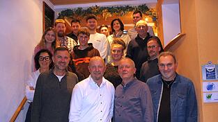 Die in der Nominierungsversammlung anwesenden Kandidaten. Vorne in der Mitte die beiden bisherigen Ränkamer Stadträte Thomas Roßmann und Josef Gschwendtner. Die in der Nominierungsversammlung anwesenden Kandidaten. Vorne in der Mitte die beiden bisherigen Ränkamer Stadträte Thomas Roßmann und Josef Gschwendtner.