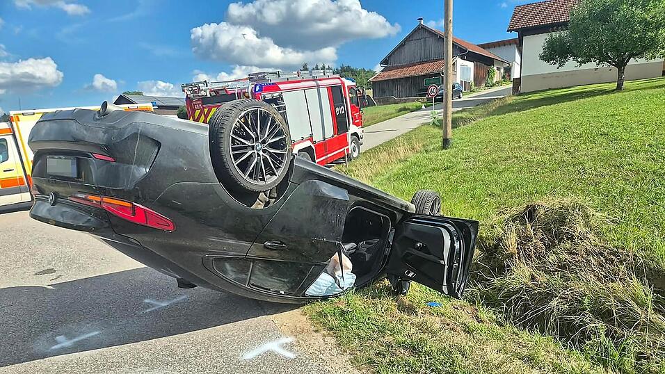 Am Fahrzeug entstand hoher Sachschaden. Am Fahrzeug entstand hoher Sachschaden.