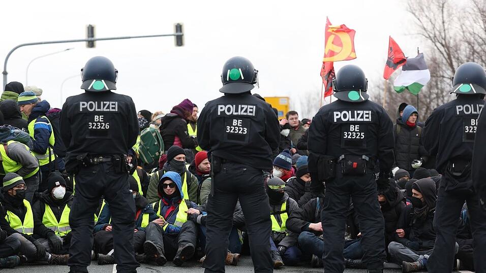 Die Polizei war in Riesa mit einem Großaufgebot vor Ort (Archivbild).