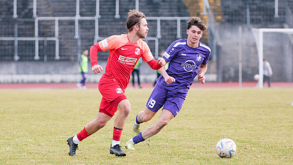 Mark Radoki (r., hier am Samstag im Regionalliga-Duell mit Hankofens Brian Wagner) ist mit seinen 23 Jahren aktuell einer der jüngsten Spieler des TSV Schwaben. Mark Radoki (r., hier am Samstag im Regionalliga-Duell mit Hankofens Brian Wagner) ist mit seinen 23 Jahren aktuell einer der jüngsten Spieler des TSV Schwaben.