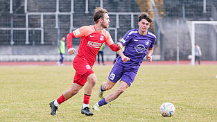 Mark Radoki (r., hier am Samstag im Regionalliga-Duell mit Hankofens Brian Wagner) ist mit seinen 23 Jahren aktuell einer der jüngsten Spieler des TSV Schwaben.