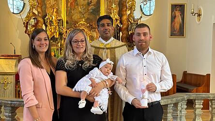Die Mutter Katja Amesberger, die Taufpatin Jaqueline Koller mit Täufling Lina, Pater Georg und der Vater Andreas Amesberger (v.l.) nach der Taufe