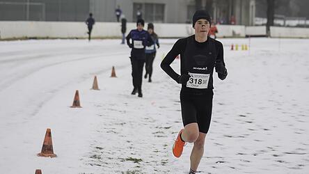 Oskar Tegelh&uuml;tter beim Dingolfinger Stadion-Crosslauf