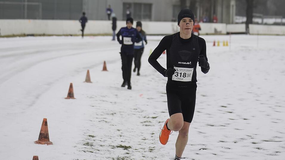 Oskar Tegelh&uuml;tter beim Dingolfinger Stadion-Crosslauf