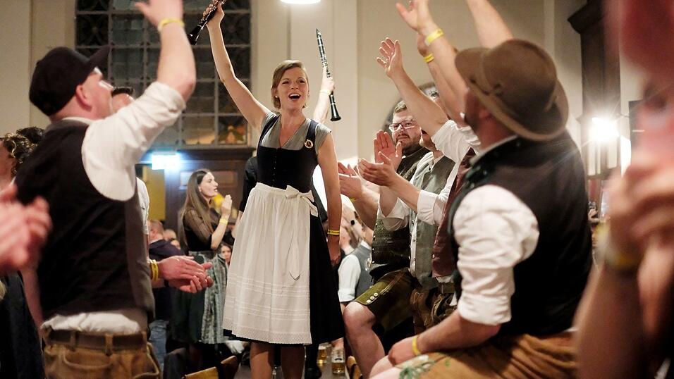 Partykl&auml;nge und z&uuml;nftige Kapellen, f&uuml;r jeden Nachtschw&auml;rmer in Tracht war etwas dabei.