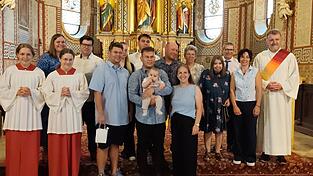 Die Taufgesellschaft mit den Ministranten und Diakon Martin Münch Die Taufgesellschaft mit den Ministranten und Diakon Martin Münch