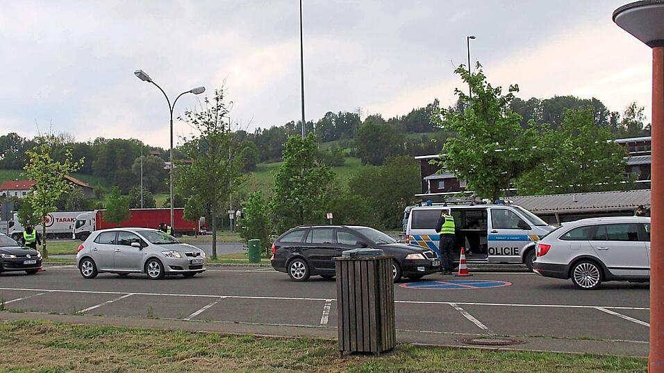 Mit langen nervenaufreibenden Wartezeiten an den Grenzübergängen mussten sich die leidgeplagten tschechischen Pendler zwischenzeitlich abfinden. Mit langen nervenaufreibenden Wartezeiten an den Grenzübergängen mussten sich die leidgeplagten tschechischen Pendler zwischenzeitlich abfinden.