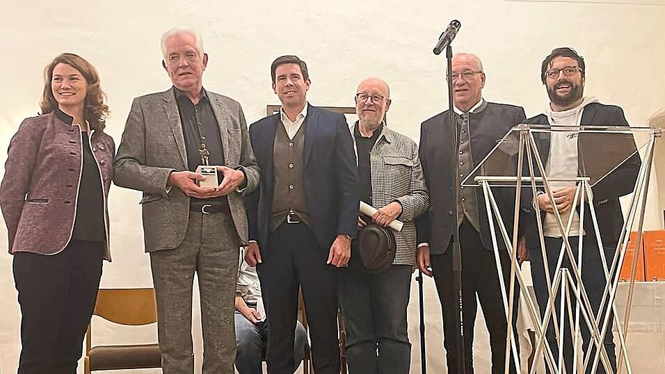 Am Sonntagabend hat Bernhard Setzwein (Zweiter von links) in Beratzhausen den Literaturpreis des Oberpfälzer Jura 2024 erhalten. Den Preis verliehen die Ehrengäste - die Regensburger Landrätin Tanja Schweiger, MdL Patrick Grossmann, Laudator Stefan Voit, Bezirkstagspräsident Franz Löffler und Beratzhausens Bürgermeister Matthias Beer (von links). Am Sonntagabend hat Bernhard Setzwein (Zweiter von links) in Beratzhausen den Literaturpreis des Oberpfälzer Jura 2024 erhalten. Den Preis verliehen die Ehrengäste - die Regensburger Landrätin Tanja Schweiger, MdL Patrick Grossmann, Laudator Stefan Voit, Bezirkstagspräsident Franz Löffler und Beratzhausens Bürgermeister Matthias Beer (von links).