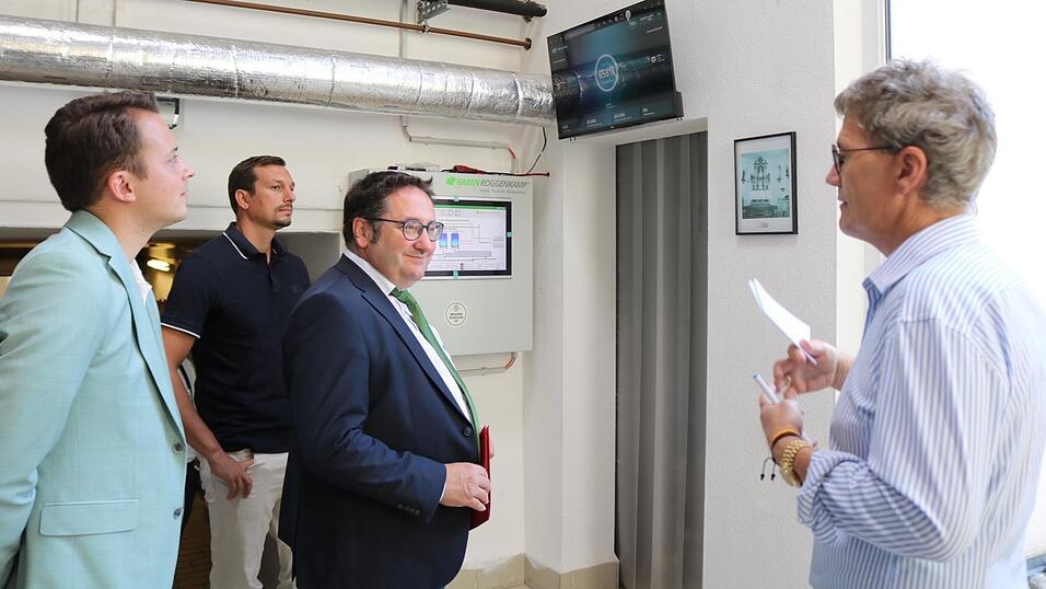 Auch wenn die Rhaner Brauerei schon fast 750 Jahre alt ist. Ihr Inneres ist hochmodern: Überall hängen Bildschirme, Tablets und Steuerungsboards, mit denen Brauereichef Dr. Alois Plößl (rechts) die Prozesse navigieren kann. Rückendeckung beim Umbau seines Unternehmens auf Stromautarkie bekommt er von Markus Geiling, Geschäftsführer der Firma Energy Vision in Cham (Zweiter von links). Die politischen Gäste, Tobias Gotthardt (Dritter von links) sowie MdL Julian Preidl, waren beeindruckt. Auch wenn die Rhaner Brauerei schon fast 750 Jahre alt ist. Ihr Inneres ist hochmodern: Überall hängen Bildschirme, Tablets und Steuerungsboards, mit denen Brauereichef Dr. Alois Plößl (rechts) die Prozesse navigieren kann. Rückendeckung beim Umbau seines Unternehmens auf Stromautarkie bekommt er von Markus Geiling, Geschäftsführer der Firma Energy Vision in Cham (Zweiter von links). Die politischen Gäste, Tobias Gotthardt (Dritter von links) sowie MdL Julian Preidl, waren beeindruckt.