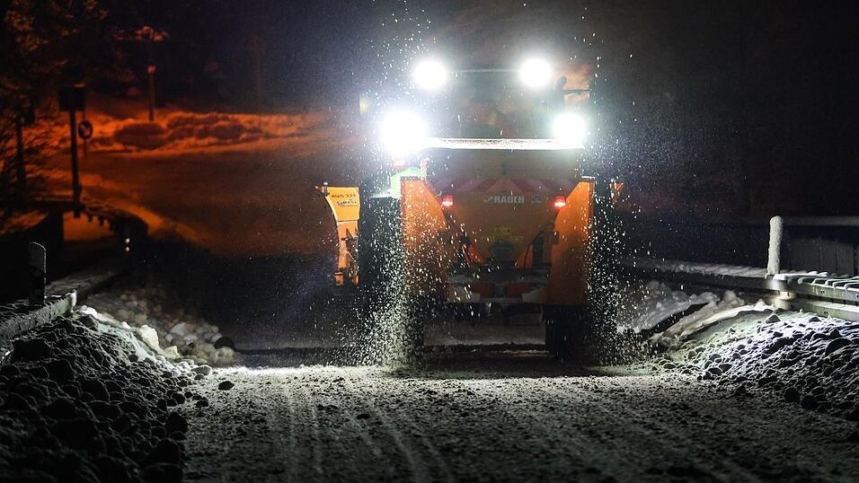 Der Winterdienst war an vielen Orten im Großeinsatz. Der Winterdienst war an vielen Orten im Großeinsatz.