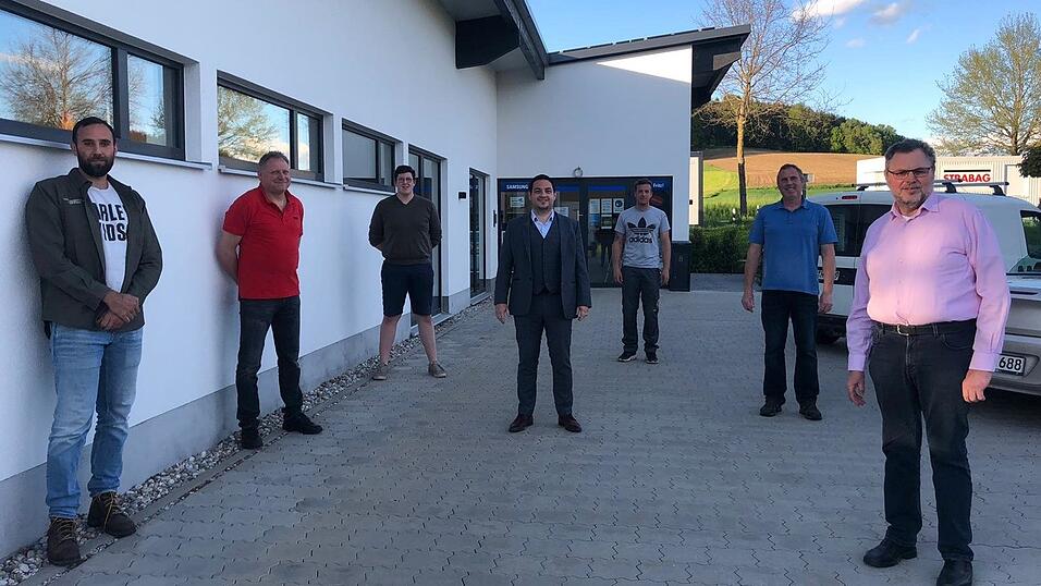 Die Mitglieder der Bayernpartei w&auml;hlten Anton Maller zum Bundestags-Direktkandidat. Von rechts: Anton Maller, Dieter H&ouml;lzle, Franz Joachimbauer, Michael Stadler, Daniel H&ouml;lzle, David G&ouml;ckerl, Hans Schacherbauer.