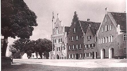 Dieses um das Jahr 1930 entstandene Foto zeigt rechts das damalige Geb&auml;ude der Feuerwehr, mittlerweile ist dort die Stadtb&uuml;cherei untergebracht. Bei den Reichstagswahlen 1933 gab es f&uuml;r Frauen und M&auml;nner noch getrennte Wahllokale - eines davon befand sich im Schulungszimmer der Feuerwehr.