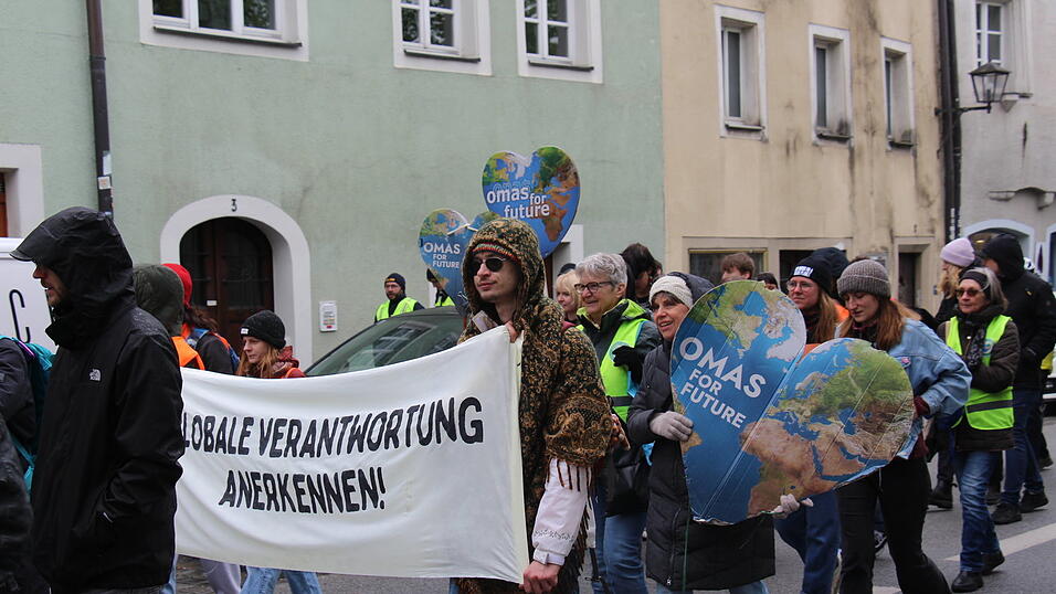 Bis zu 160 Personen beteiligten sich an der Demonstration am Freitag.