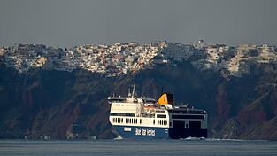 Immer mehr Menschen kehren mit den Fähren zurück nach Santorini. (Archivfoto)