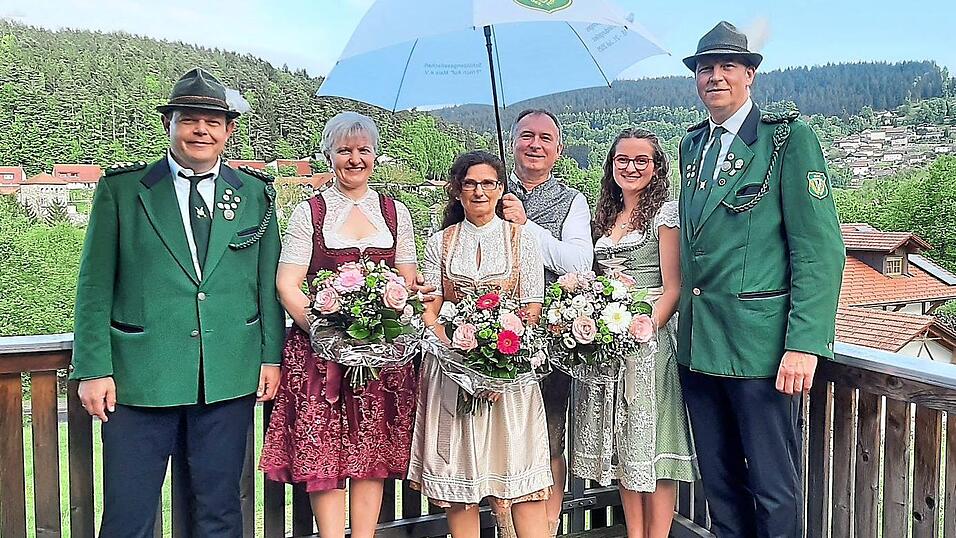 Festleiter Roland Altmann (r.) und Vorstand Josef Sonnleitner dankten Festmutter Christa Buchberger, dem Schirmherrnehepaar Gabi und Thomas Penzl, sowie Festbraut Anna Sperl (v.l.) f&uuml;r die Ehrenamts&uuml;bernahme