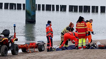 Rettungskr&auml;fte bargen einen Mann leblos aus der Ostsee vor Graal-M&uuml;ritz.