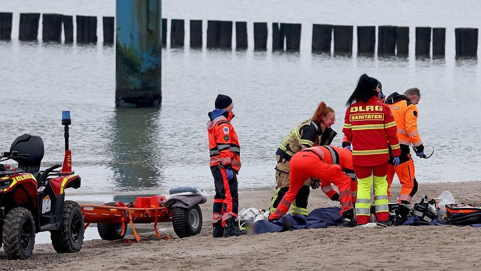 Rettungskräfte bargen einen Mann leblos aus der Ostsee vor Graal-Müritz. Rettungskräfte bargen einen Mann leblos aus der Ostsee vor Graal-Müritz.