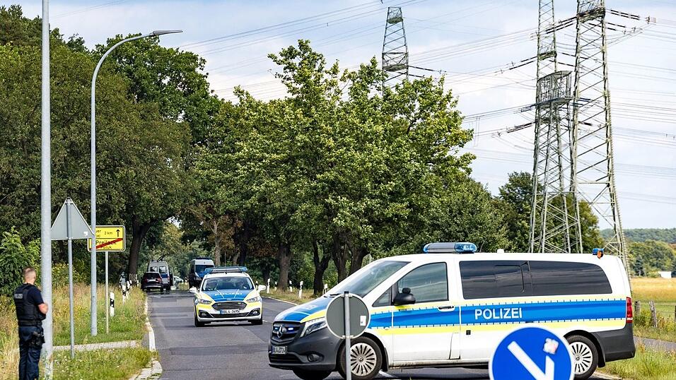 Am Dienstagmorgen hatten Unbekannte nahe dem Kohlekraftwerk Jänschwalde in Brandenburg versucht, Kurzschlüsse an Höchstspannungsleitungen auszulösen. Am Dienstagmorgen hatten Unbekannte nahe dem Kohlekraftwerk Jänschwalde in Brandenburg versucht, Kurzschlüsse an Höchstspannungsleitungen auszulösen.