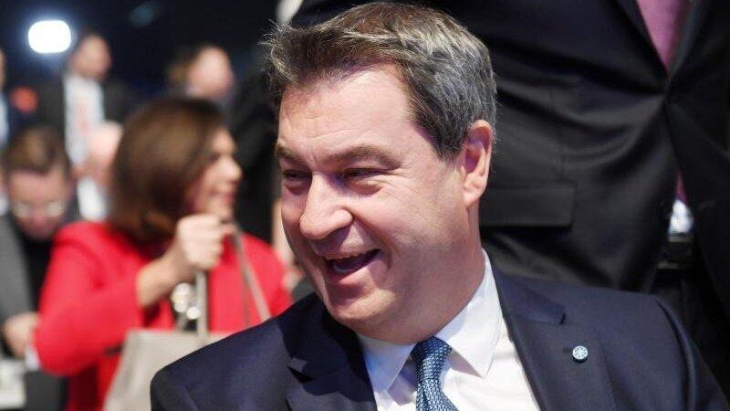 Markus Söder (CSU), bayerischer Ministerpräsident, lacht beim CSU-Sonderparteitag. Markus Söder (CSU), bayerischer Ministerpräsident, lacht beim CSU-Sonderparteitag.