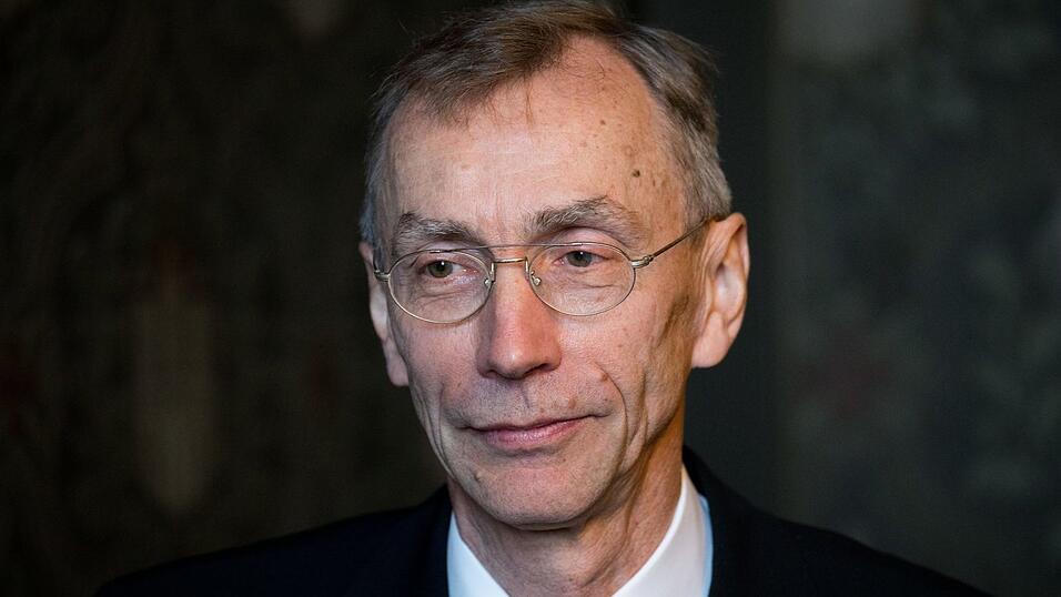 Der Neandertaler-Forscher Svante Pääbo steht vor der Preisverleihung beim Europäischen Wissenschaftspreis der Hamburger Körber-Stiftung im Rathaus. Der Nobelpreis für Medizin geht in diesem Jahr an den in Leipzig forschenden Schweden Svante Pääbo für seine Erkenntnisse zur menschlichen Evolution. Der Neandertaler-Forscher Svante Pääbo steht vor der Preisverleihung beim Europäischen Wissenschaftspreis der Hamburger Körber-Stiftung im Rathaus. Der Nobelpreis für Medizin geht in diesem Jahr an den in Leipzig forschenden Schweden Svante Pääbo für seine Erkenntnisse zur menschlichen Evolution.