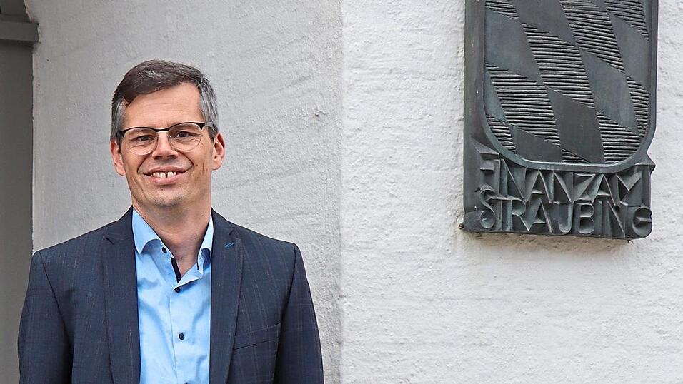 Christian Berger ist am Finanzamt Chef von 190 Mitarbeitern. Christian Berger ist am Finanzamt Chef von 190 Mitarbeitern.