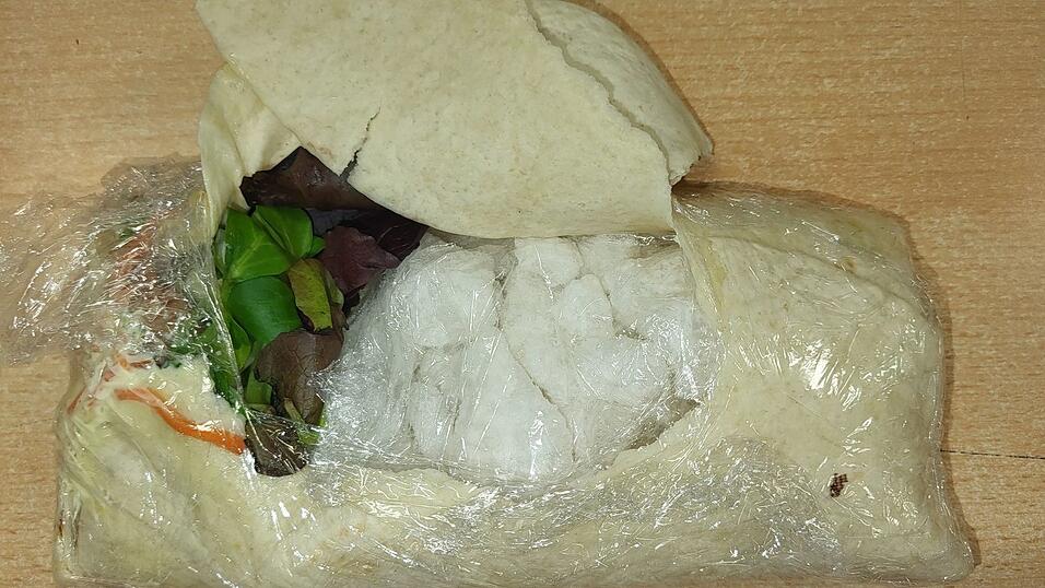 In die Tortilla-Wraps war nicht nur Gemüse eingewickelt, wie die Zollbeamten bei einem Blick ins Innere feststellten.