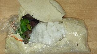 In die Tortilla-Wraps war nicht nur Gemüse eingewickelt, wie die Zollbeamten bei einem Blick ins Innere feststellten.