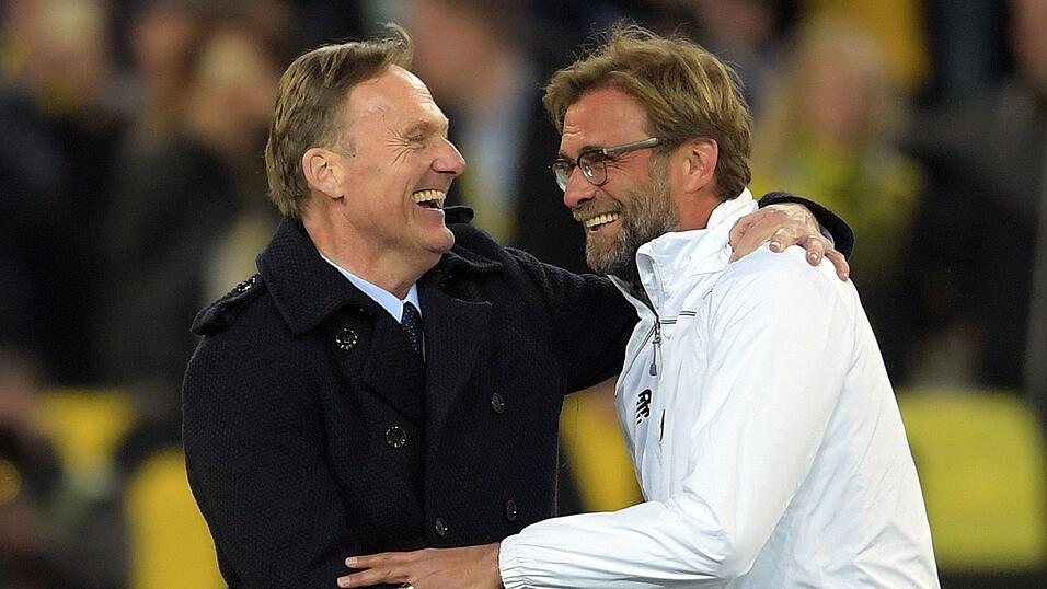 Zwei, die sich aus gemeinsamen Dortmunder Zeiten bestens verstehen: Hans-Joachim Watzke (l) und Jürgen Klopp. (Archivbild) Zwei, die sich aus gemeinsamen Dortmunder Zeiten bestens verstehen: Hans-Joachim Watzke (l) und Jürgen Klopp. (Archivbild)