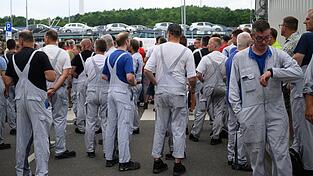Auch VW will tausende Stellen streichen. (Archivbild) Auch VW will tausende Stellen streichen. (Archivbild)