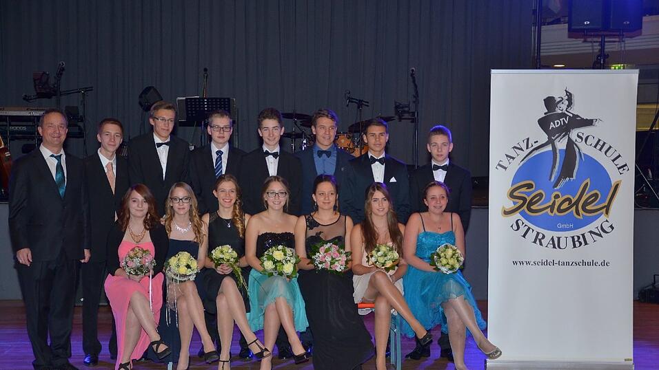 Die Bilder vom Abschlussball der Tanzschule Seidel in der Fraunhofer-Halle am 28. November. Die Bilder vom Abschlussball der Tanzschule Seidel in der Fraunhofer-Halle am 28. November.