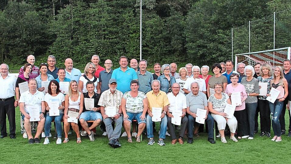 Die Geehrten mit SV-Vorsitzendem Heribert Filler (l.) und Bürgermeistervertreter Willi Haban (2. v. l.). Die Geehrten mit SV-Vorsitzendem Heribert Filler (l.) und Bürgermeistervertreter Willi Haban (2. v. l.).