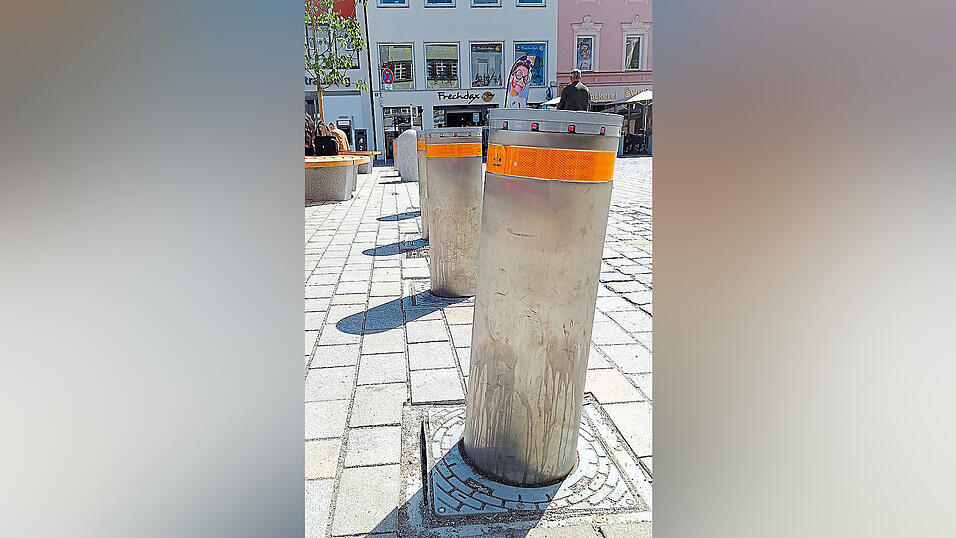 Ganz schief stand er am Montag in seiner Verrankerung, der Poller am Theresienplatz.