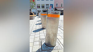 Ganz schief stand er am Montag in seiner Verrankerung, der Poller am Theresienplatz.