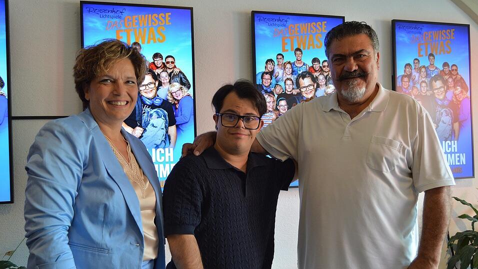 Frangiskos Kakoulakis (Mitte) mit seinen Eltern Nancy und Emmanuil.