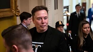 Der US-Tech-Milliardär Elon Musk wirft dem ukrainischen Militär vor, sein Satelliteninternet Starlink unerlaubt für militärische Angriffe auf russische Ziele genutzt zu haben. (Archivbild) Der US-Tech-Milliardär Elon Musk wirft dem ukrainischen Militär vor, sein Satelliteninternet Starlink unerlaubt für militärische Angriffe auf russische Ziele genutzt zu haben. (Archivbild)