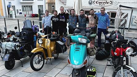 Die Waffenbrunner Freunde Felix Daiminger, Sebastian Macht, Dominik Ederer, Andreas Göttlinger, Sandro Lohmer, Martin Göttlinger und Michael Wölfel (von rechts) beim Start vor dem Caorle am Chamer Steinmarkt.  