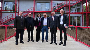 Freuen sich über den Start der Attenkofer-Akademie (v.l.): MdL Josef Zellmeier, Architekt Peter Brückner, Akademie-Leiterin Sonja Ettengruber, Verleger Prof. Martin Balle, Florian Herrmann, Leiter der bayerischen Staatskanzlei, und Straubings Oberbürgermeister Markus Pannermayr. 
