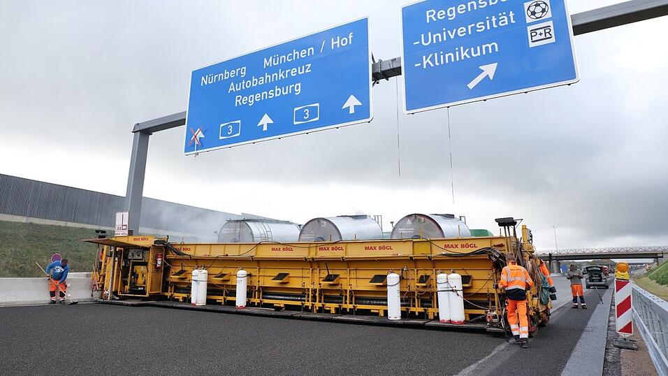Die Maschine brachte gleichmäßig den Gussasphalt auf. Die Maschine brachte gleichmäßig den Gussasphalt auf.