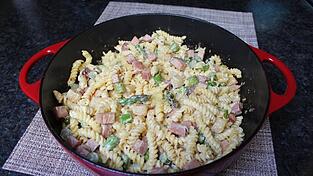 Leckere Frühlings-Pfanne mit Spargel, Schinken und Pasta - fertig zubereitet in nur 30 Minuten.