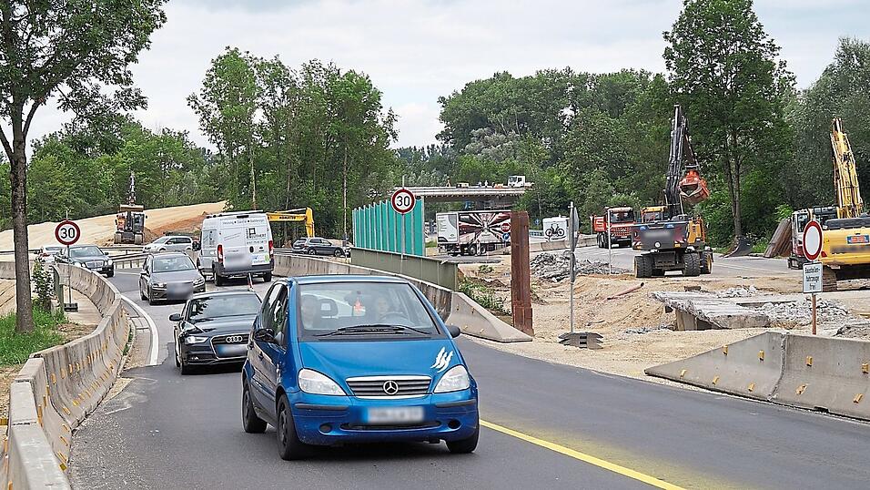 Nach Aussage des Staatlichen Bauamts Landshut gab es bislang keine Probleme mit Blick auf die B 20-Umfahrung - trotz der Drosselung auf Tempo 30 entlang des rund 200 Meter langen Stücks.