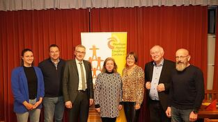 Sind von der wichtigen Aufgabe der Freiwilligenagentur überzeugt (v.l.): Geschäftsführerin Laura Dullinger, Beisitzer Josef Süß, Landrat Werner Bumeder, Vorsitzende Gudrun Zollner, Schriftführerin Martina Häringer, 2. Vorsitzender Heinrich Trapp und Kassier Bernhard Mittermeier.