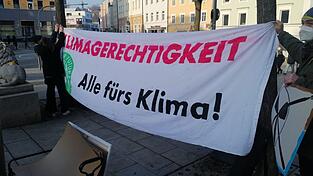 In einem Infostand am Passauer Ludwigsplatz haben Fridays-For-Future-Aktivisten am Freitag zum Thema Klimaschutz informiert. In einem Infostand am Passauer Ludwigsplatz haben Fridays-For-Future-Aktivisten am Freitag zum Thema Klimaschutz informiert.