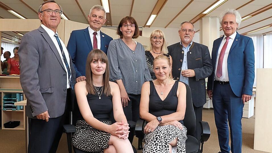 Sparkassen-Vorstandsvorsitzender Johann Kirsch (v. l.), Bürgermeister Josef Dollinger sowie (2. v. r.) Altbürgermeister Anton Neumaier und Landrat Helmut Petz mit dem Mitarbeiter-Team der Zulassungsstelle: Lisa Schwarzkugler, Sabrina Hadersdorfer, Carola Langer und Gabi Leicht. Sparkassen-Vorstandsvorsitzender Johann Kirsch (v. l.), Bürgermeister Josef Dollinger sowie (2. v. r.) Altbürgermeister Anton Neumaier und Landrat Helmut Petz mit dem Mitarbeiter-Team der Zulassungsstelle: Lisa Schwarzkugler, Sabrina Hadersdorfer, Carola Langer und Gabi Leicht.