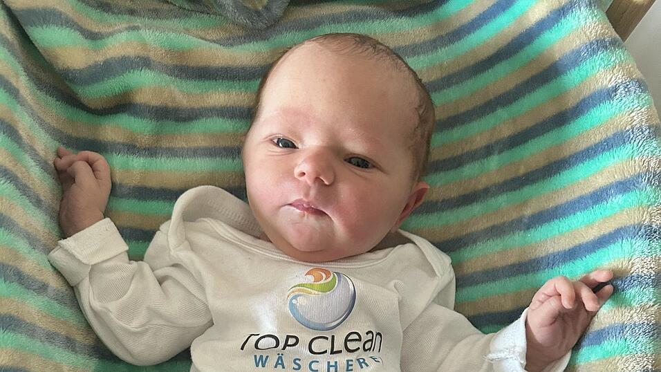 Theresa l&auml;sst sich stellvertretend f&uuml;r alle Neuank&ouml;mmlinge ablichten.