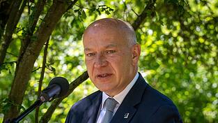Berlins regierender Bürgermeister Kai Wegner (CDU) hat sich bei den Bürgern unter anderem durch zu langes Zögern beim Einsatz von Streusalz unbeliebt gemacht. Berlins regierender Bürgermeister Kai Wegner (CDU) hat sich bei den Bürgern unter anderem durch zu langes Zögern beim Einsatz von Streusalz unbeliebt gemacht.