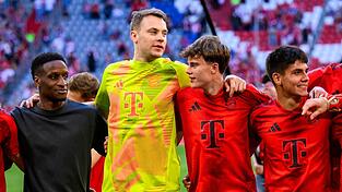 Jonathan Asp Jensen - rechts neben Torwart Manuel Neuer - wechselt nach Spanien. (Archivbild)