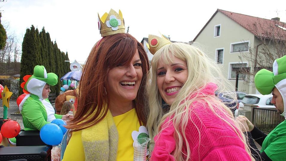 Viele Faschings-Fans haben sich am Samstag den Umzug in Langenbach angesehen. Viele Faschings-Fans haben sich am Samstag den Umzug in Langenbach angesehen.